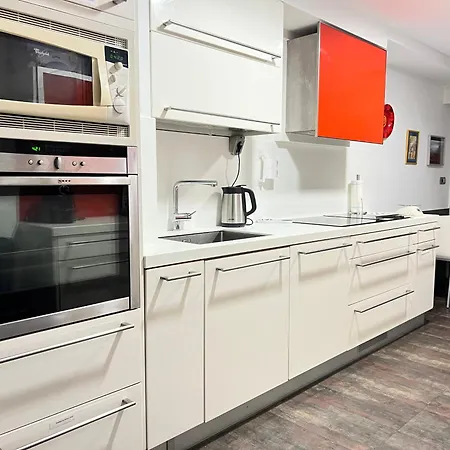 Spacious Cozy With Easy And Free Parking Apartment *